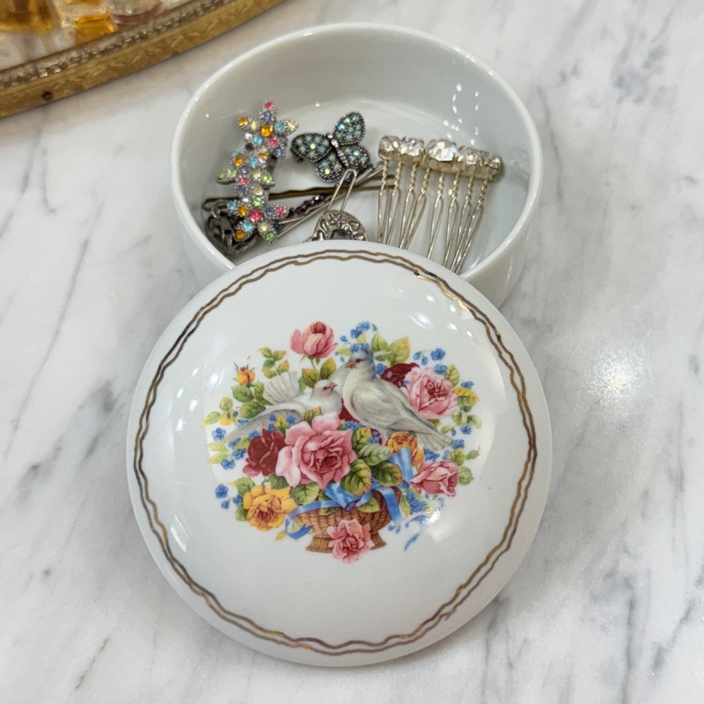 Vintage Porcelain Trinket box With Doves and Roses - Picture 6 of 11